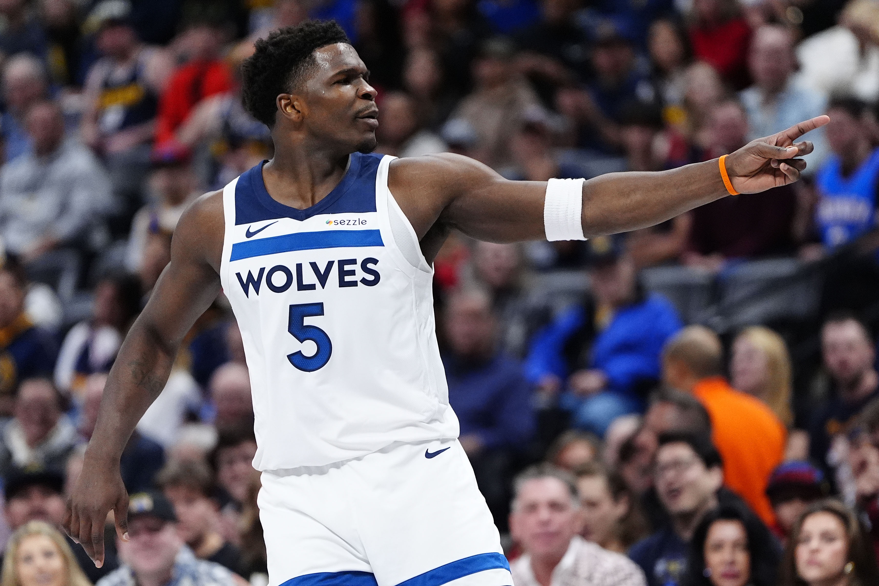 半岛体育官网-爱德华兹：我和队友说前面你们来 最后几分钟把球交给我就行