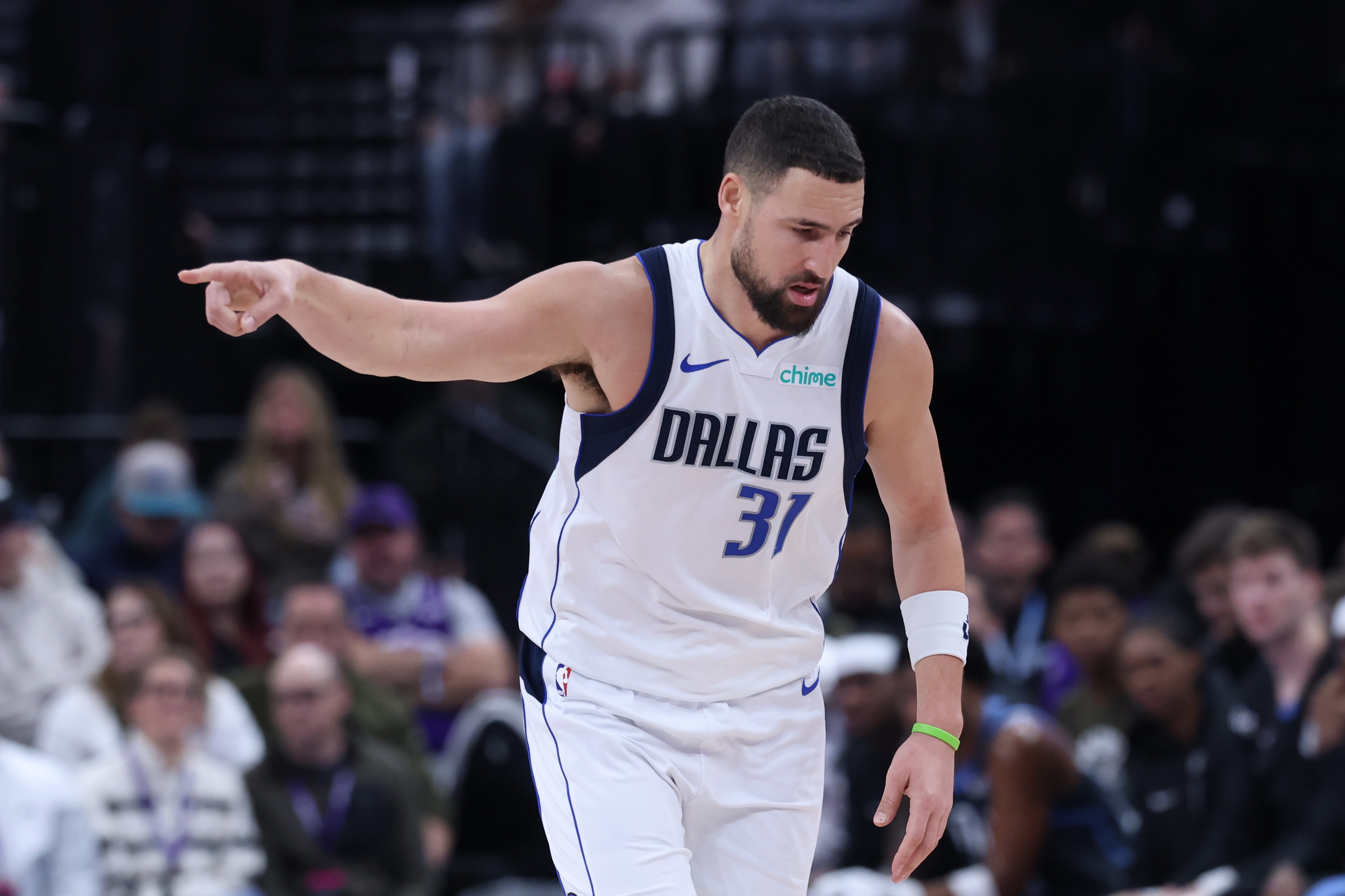 半岛体育下载-拿到比赛用球！克莱：不知道即将命中第2800记三分 感觉相当不错