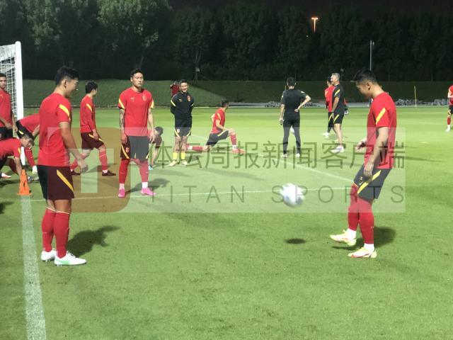 2026世界杯赛制-国足适应场地只踩场恐难训练 发布会禁止记者出席